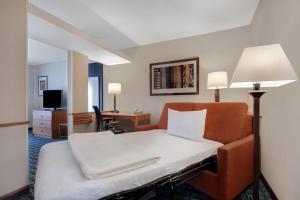 TV a/nebo společenská místnost v ubytování Fairfield Inn & Suites by Marriott Detroit Metro Airport Romulus