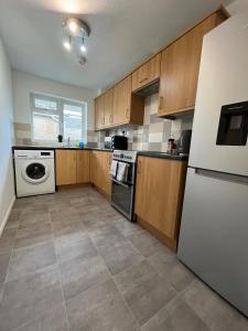 A kitchen or kitchenette at St Denys 2 bedroom flat, Convenient location next to station, Great for contractors