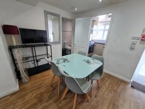 une petite salle à manger avec une table et des chaises dans l'établissement Smart & Bright Apartment, à Londres