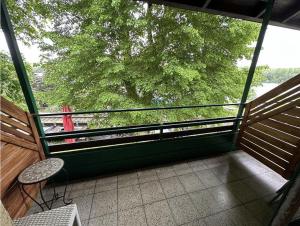 d'un balcon avec un banc et un arbre. dans l'établissement Brauner Bär, à Altenberg