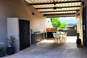 eine Küche mit einem Tisch und Stühlen im Zimmer in der Unterkunft Casa de los Cerros - Vaqueros in Vaqueros