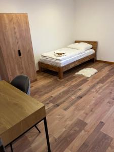 a room with a bed and a wooden floor at Schildetal Apartment's in Vellahn