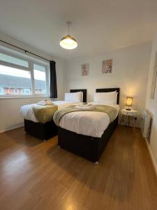 St Denys 2 bedroom flat, Convenient location next to station, Great for contractors tesisinde bir odada yatak veya yataklar