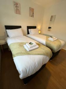 Een bed of bedden in een kamer bij St Denys 2 bedroom flat, Convenient location next to station, Great for contractors