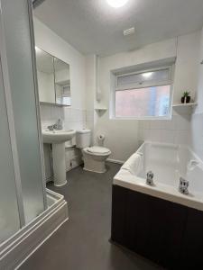 ein Badezimmer mit einer Badewanne, einem WC und einem Waschbecken in der Unterkunft St Denys 2 bedroom flat, Convenient location next to station, Great for contractors in Southampton