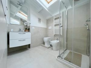 a bathroom with a glass shower and a toilet at Il Nido a Corte di Cadorago in Fino Mornasco +9 photos
