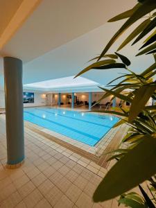 比蘇姆的住宿－Villanelle - Spa & Meer，大型建筑中的大型游泳池