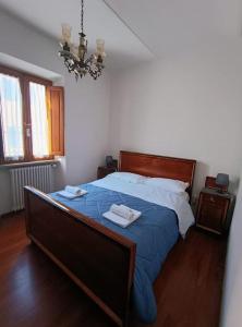 1 dormitorio con 1 cama con 2 toallas en Cuore di Toscana, en Pistoia