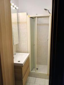 La salle de bains est pourvue d'une douche et d'un lavabo. dans l'établissement Cuore di Toscana, à Pistoia