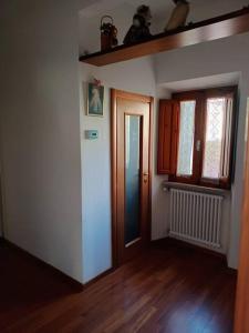Habitación vacía con puerta y suelo de madera en Cuore di Toscana, en Pistoia