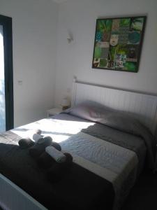 um quarto com uma cama com um urso de peluche em La Bergerie Nepita avec piscine pour 4 pers. em Porto-Vecchio