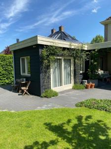 海倫芬的住宿－Noflik Heerenveen，院子内带野餐桌的小房子