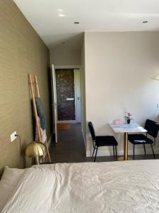 1 dormitorio con 1 cama, mesa y sillas en Noflik Heerenveen, en Heerenveen