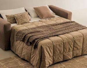 un grande letto con cuscini sopra di Tratturo dei Greci, biocasa vacanza a Lesina