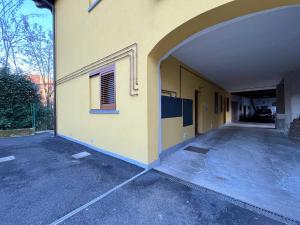 an empty parking lot next to a building at Il Nido a Corte di Cadorago in Fino Mornasco