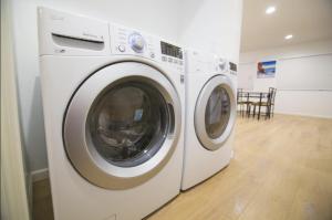 uma máquina de lavar e secar roupa branca num quarto em Shared Living Los Angeles (LAX) em Los Angeles