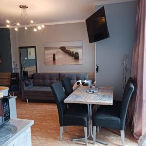 Televízia a/alebo spoločenská miestnosť v ubytovaní Apartament na nowej starówce