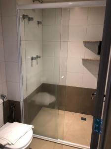una cabina doccia con un WC in un bagno di Solar das Aguas Resort - Olímpia a Olímpia