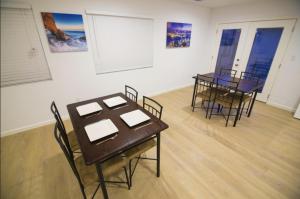 uma sala de jantar com mesas e cadeiras num quarto em Shared Living Los Angeles (LAX) em Los Angeles