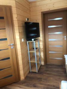una pequeña televisión sentada en un estante en una habitación en Zaśnieżony Domek przy Dolinie Chochołowskiej, en Witów