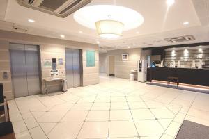 un vestíbulo de un hospital con un gran suelo de baldosa blanca en Country Hotel Niigata, en Niigata