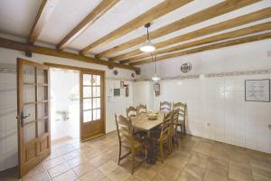 una sala da pranzo con tavolo e sedie di Can Valencià a Montecristo