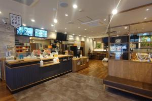 Country Hotel Niigata في نيغاتا: مطعم وجبات سريعة مع كونتر وسيدكس سيدكس
