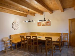 una sala da pranzo con tavolo e sedie in legno di CHALUPA Honzík - VILLA Vrchlabí a Vrchlabí