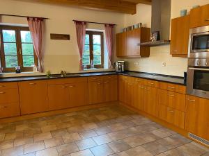 Kuchyň nebo kuchyňský kout v ubytování CHALUPA Honzík - VILLA Vrchlabí