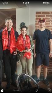 Un groupe de trois personnes se tenant côte à côte dans l'établissement Kaji Chen, The Tourist Accommodation, à Pātan
