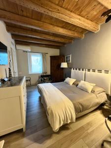 維洛納的住宿－Appartamento La Corte Verona，一间卧室设有一张大床和木制天花板