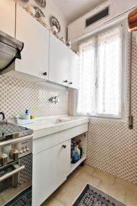 Kuchyň nebo kuchyňský kout v ubytování Santa Marina Venice Apartment