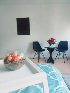 uma sala de estar com uma taça de fruta na mesa em Central and calm appartement in Aachen em Aachen