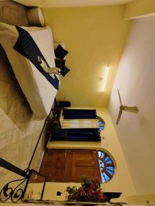 Habitación en el ático con sombrilla en la cama en Meera villa's, en Mount Abu