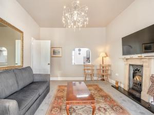 uma sala de estar com um sofá e uma lareira em Beaufort Apartment em Tenby