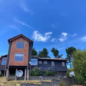 una casa grande con ladrillo en Habitación privada, vista al mar 3, en Ancud