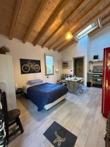 een slaapkamer met een bed en een bureau in een kamer bij CASETTO ROSSO in San Lazzaro di Savena