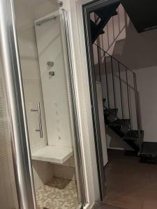 un bagno con cabina doccia accanto a una scala di Elegante torretta in centro a Faenza