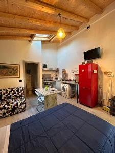 sala de estar con nevera roja y cocina en CASETTO ROSSO, en San Lazzaro di Savena