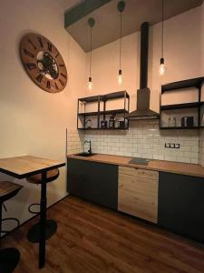 eine Küche mit einer großen Uhr an der Wand in der Unterkunft Industrial Loft estudio in Estepona