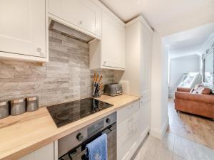 una cucina con armadi bianchi e piano di lavoro di Iris Apartment - Uk45966 a Yarm
