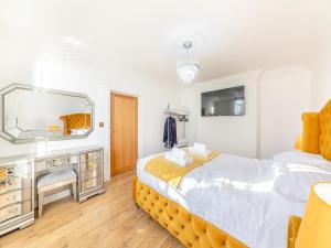 a bedroom with a large bed and a mirror at Iris Apartment - Uk45966 in Yarm