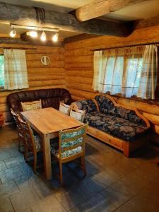 uma sala de estar com um sofá e uma mesa em Ceļinieks em Babīte