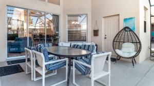 comedor con mesa y sillas en 6 BR Vacation Home for 12 Guests, en Kissimmee