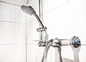 a shower head with water coming out of it at Achtern Diek in Büsum
