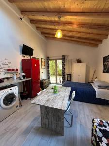 une chambre avec une cuisine et une chambre avec un lit dans l'établissement CASETTO ROSSO, à San Lazzaro di Savena