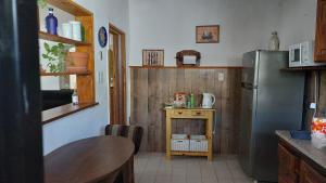 uma pequena cozinha com uma mesa e um frigorífico em La casa de Marcela em Gualeguaychú