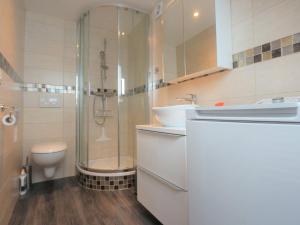 a bathroom with a shower and a sink and a toilet at Combrit Sainte-Marine: T2 duplex rénové avec jardin privé et vue sur port - FR-1-481-91 in Combrit +22 photos