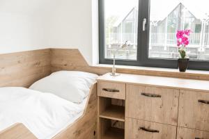 um quarto com uma cama, uma secretária e uma janela em Strandnest em Büsum