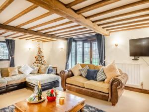 ein Wohnzimmer mit zwei Sofas und einem Weihnachtsbaum in der Unterkunft Prince Of Wales Lodge in Caston